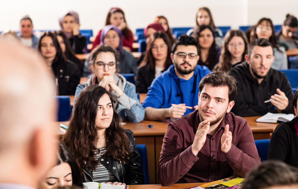 Çiğli Belediyesi tarafından, “Bir Yıldız da Sen Parlat” sloganı ile