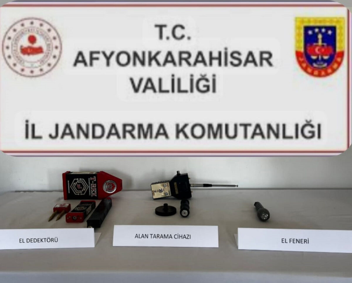 Afyonkarahisar’ın Sandıklı ilçesinde jandarmanın define avcılarına yönelik operasyonunda 3 şüpheli