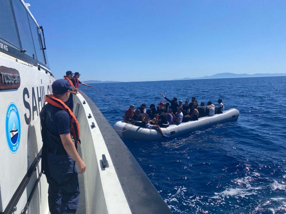 İzmir’in Karaburun ve Dikili ilçeleri açıklarında iki lastik botta bulunan