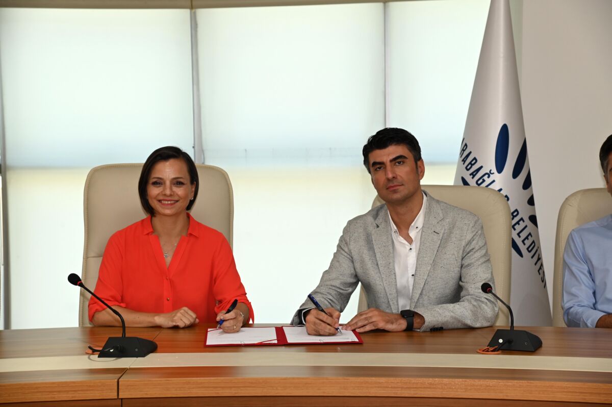 Karabağlar Belediyesi, ilçede yaşayan vatandaşlara hızlı ve nitelikli hizmet vermek