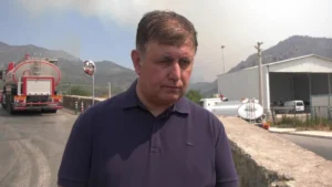 İzmir Büyükşehir Belediye Başkanı Cemil Tugay, yangında zarar gören yurttaşlara