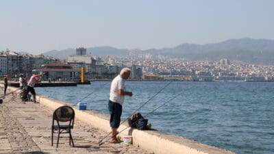 İzmir Körfezi'nin kirliliği gündemden düşmezken, amatör balıkçıların hala olta ile