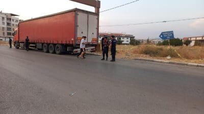 Ersan ERDOĞAN/ MANİSA, – MANİSA’da, park halindeki TIR’a çarpan motosikletin