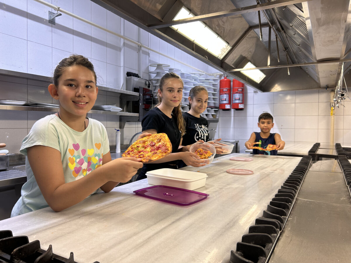 Etkinlikte çocuklar pizza hamuru yapımındaki incelikleri, malzemeleri tanımayı ve kullanmayı