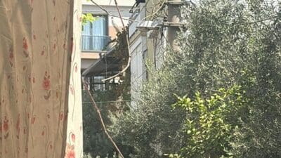 Kadir ÖZEN/İZMİR, – İZMİR’in Karabağlar ilçesinde evinin balkonunda pompalı tüfekle
