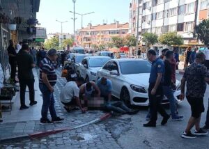 Manisa’nın Soma ilçesinde, iş yerinin önünde husumetlisi tarafından silahlı saldırıya