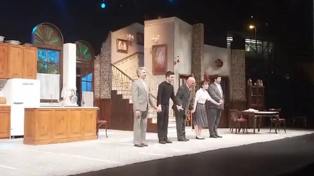 Şener Şen'in Zengin Mutfağı oyununa çirkin saldırı-Cam şişe fırlatıldı, oyuna ara verildi