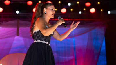 İzmir Enternasyonal Fuarı Çim Konserleri, Migros sponsorluğunda İzmirli sevilen şarkıcı