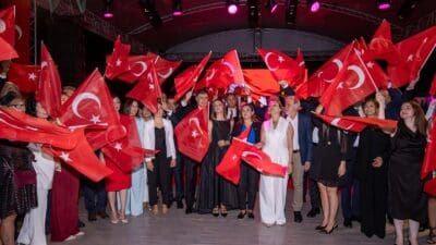 İzmir'in kurtuluşunun 102'nci yıl dönümü kutlamaları kapsamında İzmir Büyükşehir Belediye
