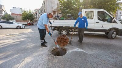 Karşıyaka Belediyesi, mevsim şartlarının etkisiyle hamam böceği ve sinek şikayetlerinin