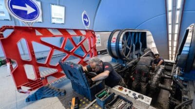 Metro istasyonlarında yıllardır süren kullanım nedeniyle aşınan ve kazalara neden