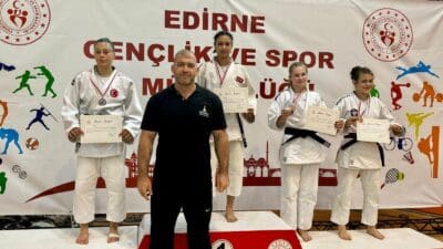 İzmir Büyükşehir Belediyesi Spor Kulübü sporcuları Ekin İtmeç ve Aybüke