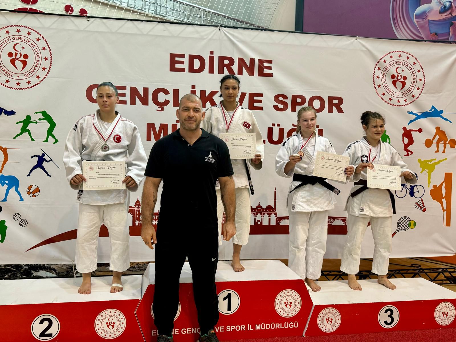 İzmir Büyükşehir Belediyesi Spor Kulübü sporcuları Ekin İtmeç ve Aybüke