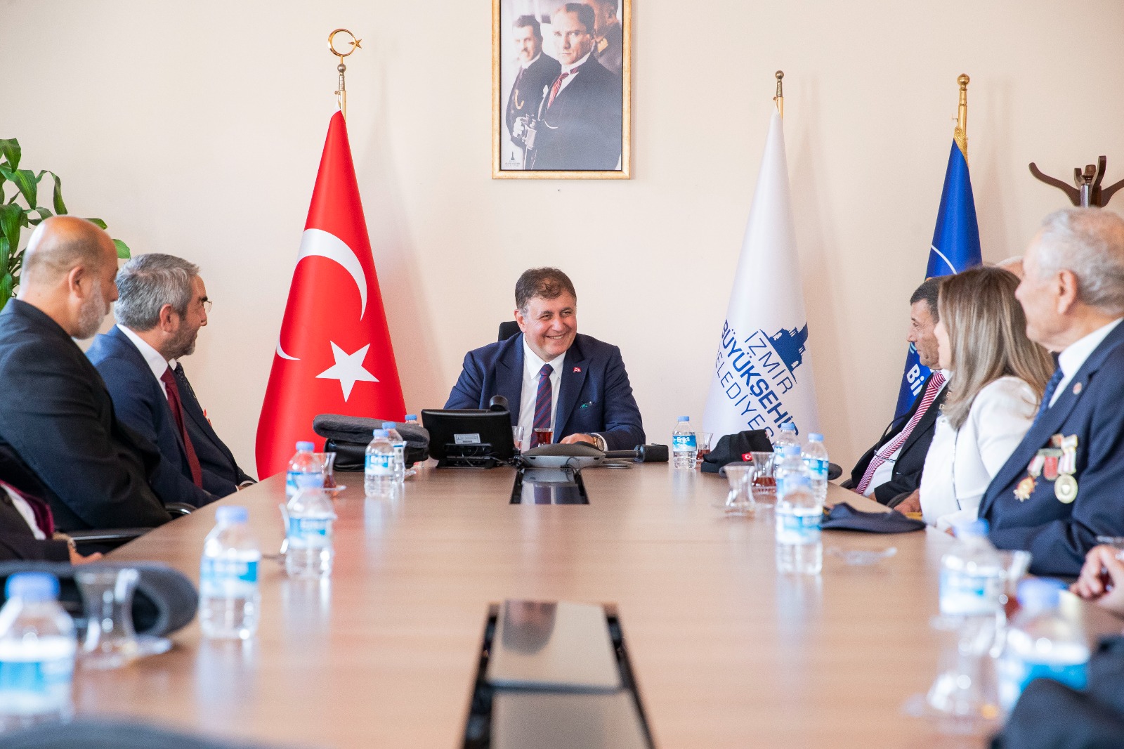 İzmir Büyükşehir Belediye Başkanı Dr. Cemil Tugay, gazi derneklerinin temsilcilerini