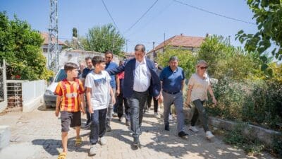 İzmir Büyükşehir Belediyesi, Yamanlar Dağı'nda çıkan yangından etkilenen öğrencilere kırtasiye