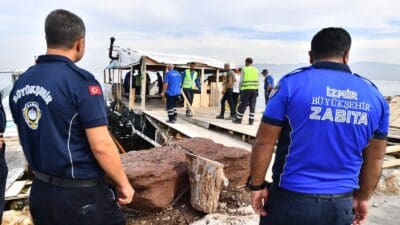 İzmir Büyükşehir Belediyesi zabıta ekipleri, Balçova İnciraltı sahilinde, deniz içinde