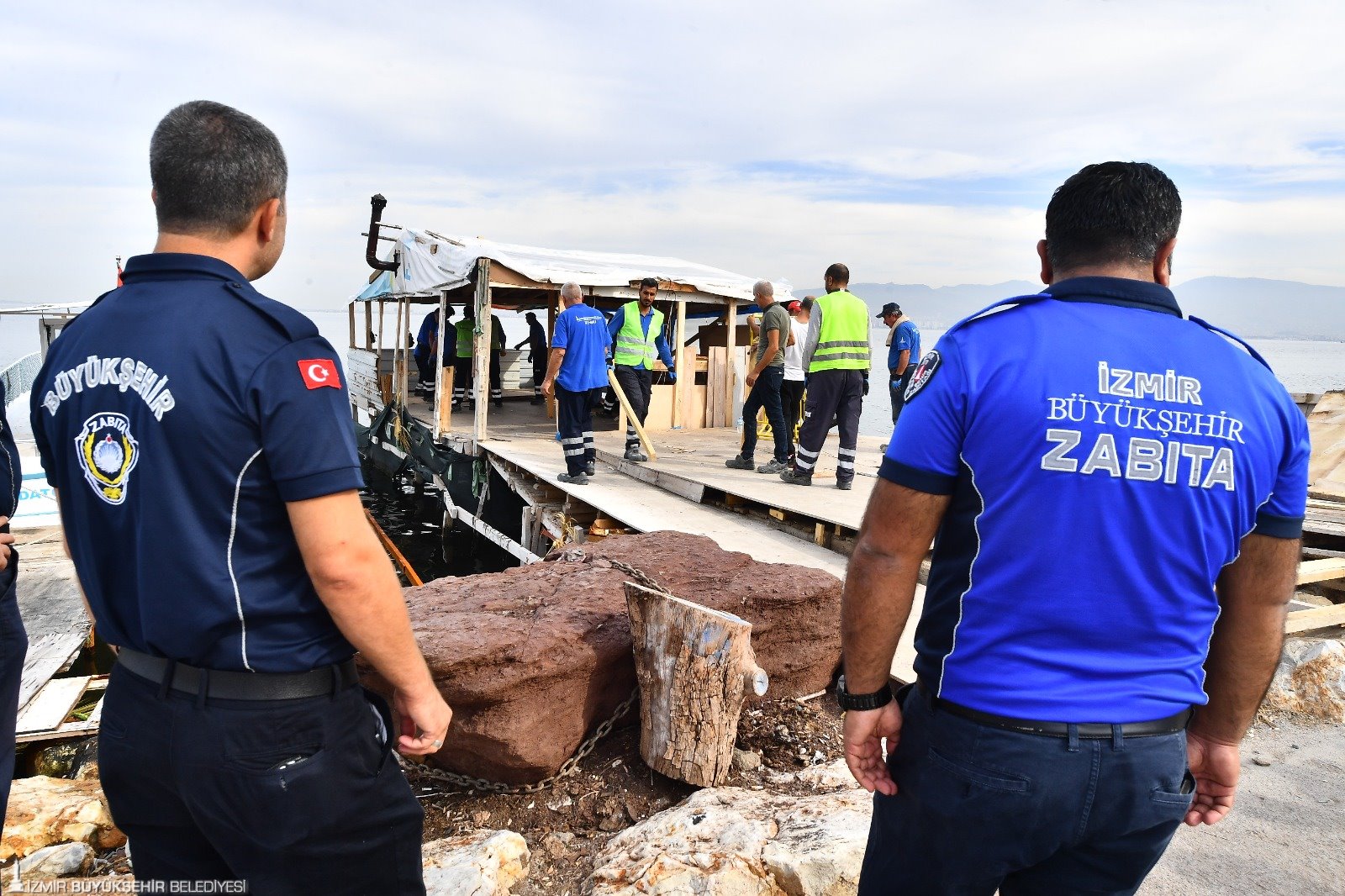 İzmir Büyükşehir Belediyesi zabıta ekipleri, Balçova İnciraltı sahilinde, deniz içinde