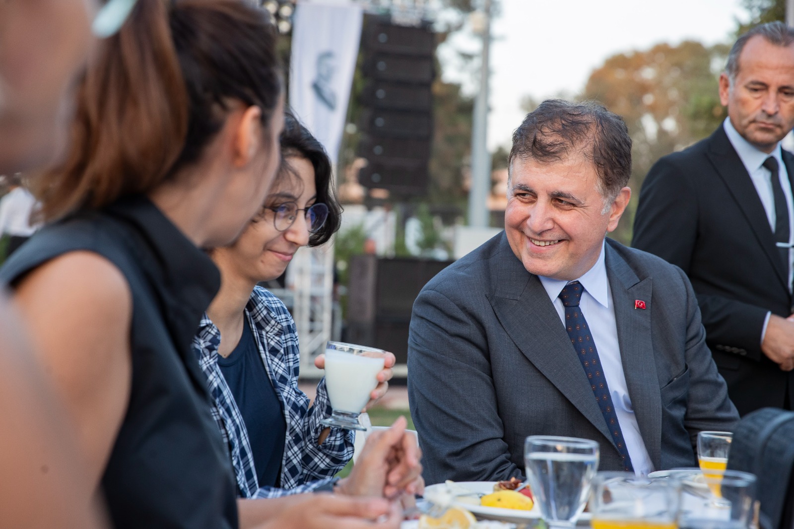 İzmir Büyükşehir Belediye Başkanı Dr. Cemil Tugay, şehit yakınları ve