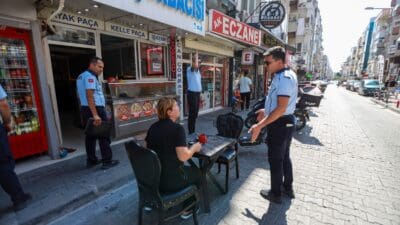 Karşıyaka Belediyesi Zabıta Müdürlüğü ekipleri, işgal sorunuyla mücadele çalışmaları kapsamında,