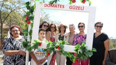 Karşıyaka Belediyesi tarafından düzenlenen “Yamanlar Domates Şenliği” muhteşem bir coşkuya