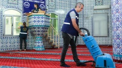 İlçenin dört bir yanında çalışmalarını sürdüren Buca Belediyesi, başlattığı temizlik