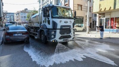 Buca Belediye Başkanı Görkem Duman’ın kent genelinde başlattığı temizlik çalışmaları