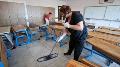 Buca Belediyesi, okullarda yaşanan temizlik sorunlarına müdahale ediyor. Belediye Başkanı