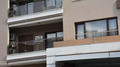 İzmir'in Karşıyaka ilçesinde Serdal Çelik, eski sevgilisi Berin Yılmaz’ı evinde