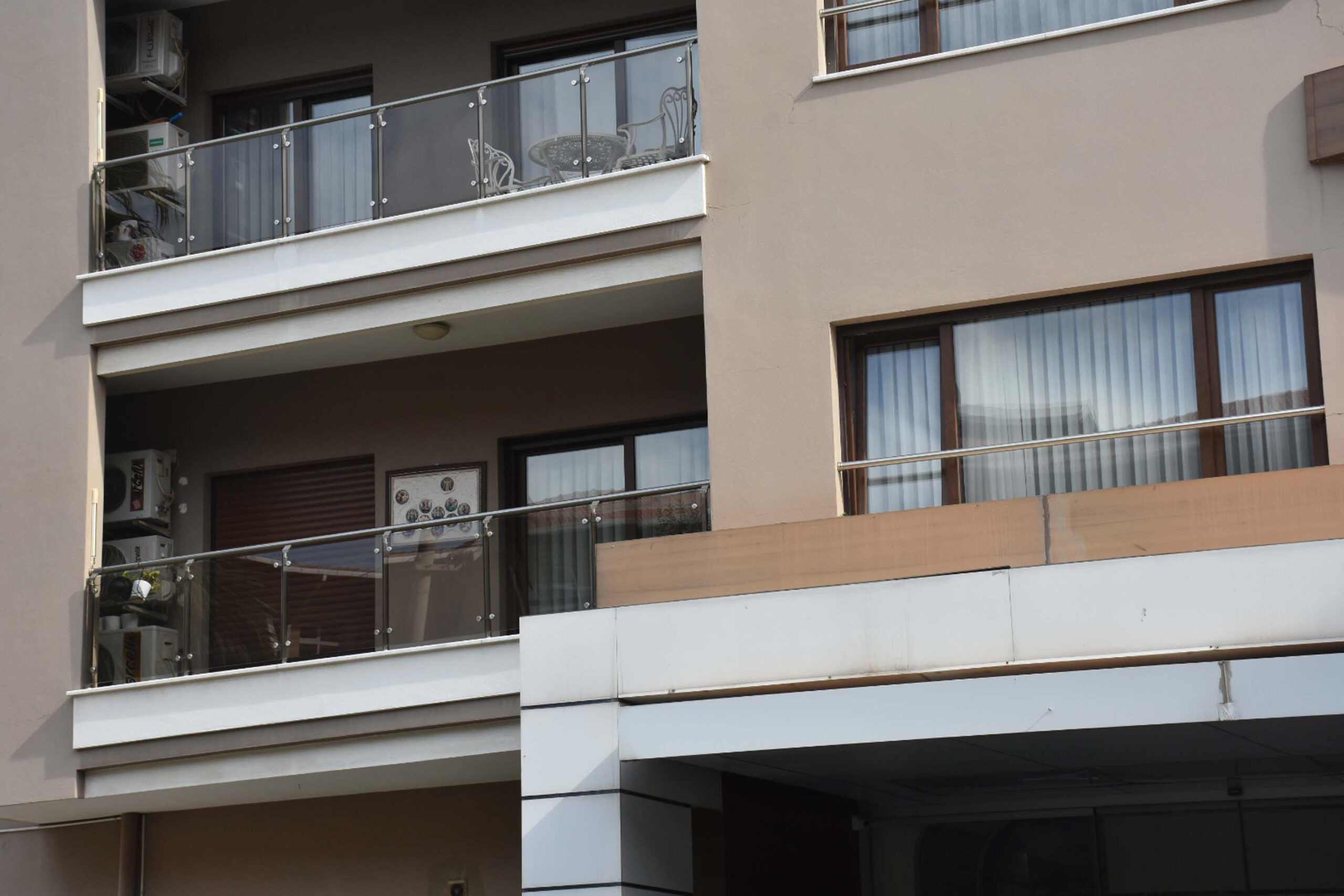 İzmir'in Karşıyaka ilçesinde Serdal Çelik, eski sevgilisi Berin Yılmaz’ı evinde