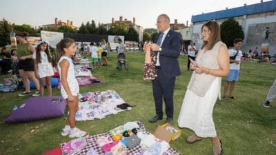 Gaziemir Belediyesi’nin düzenlediği Giysi, Oyuncak, Kitap İkinci El Pazarı’nda kullanmadıkları