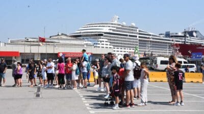 Ocak-Ağustos döneminde 36 gemiyle 94 bin 346 yolcu İzmir'e ayak