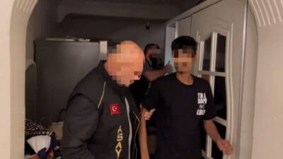 İzmir İl Emniyet Müdürlüğü tarafından, aranan şüphelilere yönelik düzenlenen operasyonda