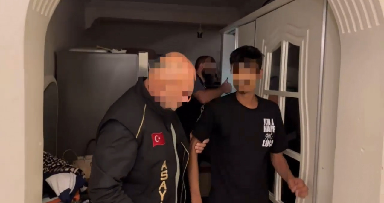 İzmir İl Emniyet Müdürlüğü tarafından, aranan şüphelilere yönelik düzenlenen operasyonda