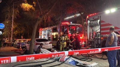 Bornova’da bir apartmanın çatı katında çıkan yangında yaklaşık 100 güvercin