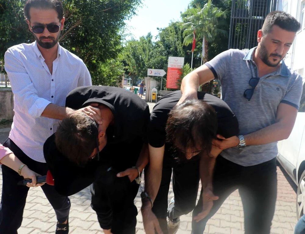 Antalya'nın Kepez ilçesinde bir genç, iddiaya göre gece saatlerinde bireysel