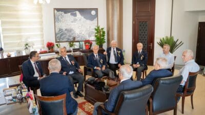 İzmir Muharip Gaziler Derneği Başkanı Orhan Aydın, Balçova’da yaşayan gazilerle