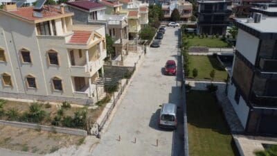 Menderes Belediyesi, yolları düzenlemeye devam ediyor. Gümüldür’de kilit parke çalışmaları