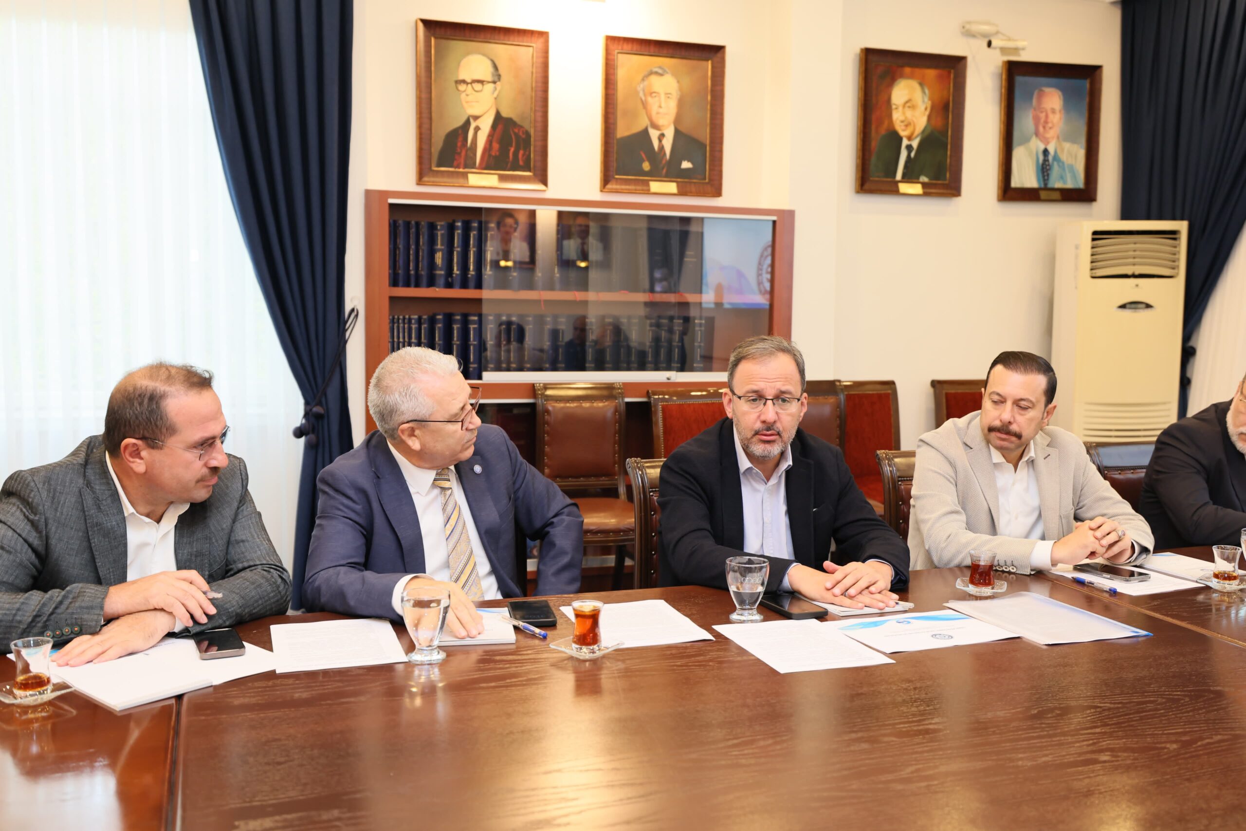 Dr. Mehmet Kasapoğlu Ege Üniversitesi’nde İzmir Körfezi toplantısına katıldı