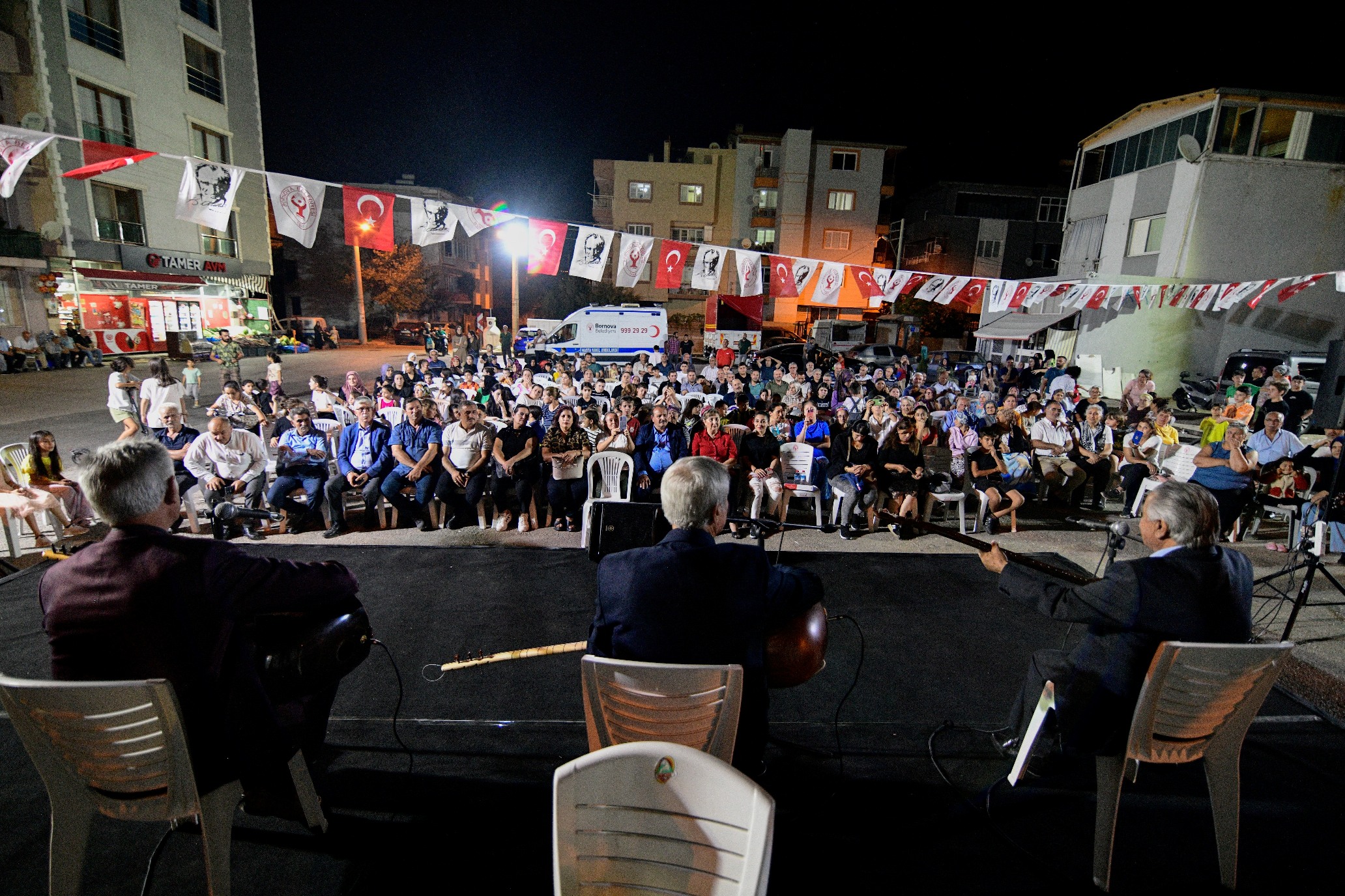 Bornova Belediyesi tarafından düzenlenen Aşıklar Bayramı, Ümit Mahallesi Pazaryeri'nde Bornovalıların