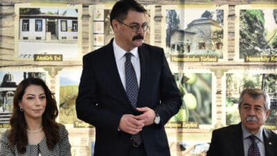 İzmir Büyükşehir Belediyesi'nde kadroda değişim hız kesmeden sürüyor. Belediye Başkanı