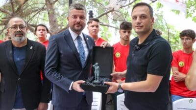 Buca Belediye Başkanı Görkem Duman, Afyonkarahisar’ın Şuhut ilçesinden gelen gençlerle