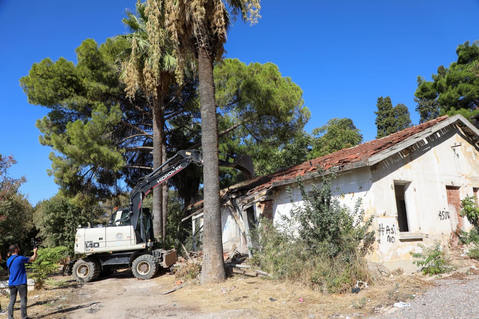 Buca'da metruk binalar tek tek yıkılıyor