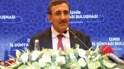 ‘İŞ DÜNYAMIZLA İFTİHAR EDİYORUZ’ Cumhurbaşkanı Yardımcısı Cevdet Yılmaz, İzmir programları