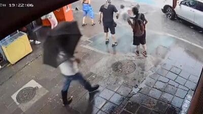 İzmir'in Konak ilçesinde, şiddetli sağanak yağmurdan korunmaya çalışan iki kişinin