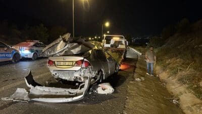 İzmir'in Balçova ilçesinde, otoyolda direksiyon hakimiyetini kaybettiği otomobilin ön camından