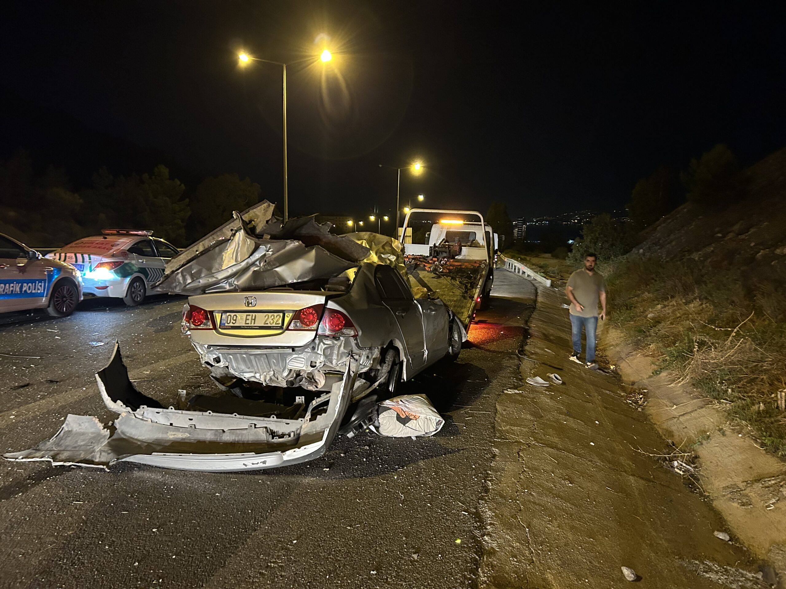 İzmir'in Balçova ilçesinde, otoyolda direksiyon hakimiyetini kaybettiği otomobilin ön camından