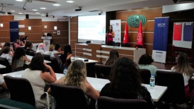 Bornova Belediyesi ailelerin çocuklarıyla sağlıklı iletişim kurmaları amacıyla “Olumlu Ebeveynlik