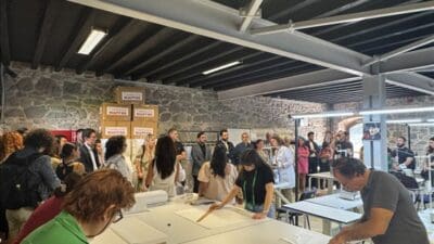 İzmir Büyükşehir Belediyesi Meslek Fabrikası tarafından tasarlanan kariyerimiz.com.tr iş arayanlar ve işverenleri