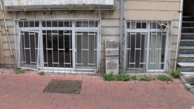 Döverek bayılttıkları arkadaşlarını elektrik vererek ayıltmak isterken öldürdüler
