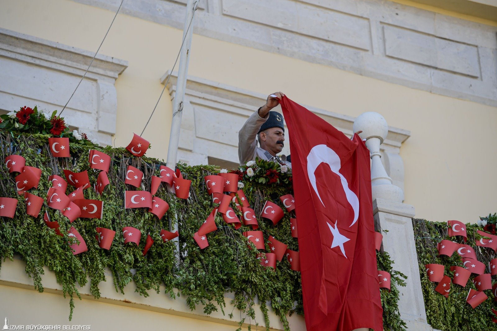 İzmir’in işgalden kurtuluşunun 102. yıl dönümü kutlamaları kapsamında Konak Atatürk